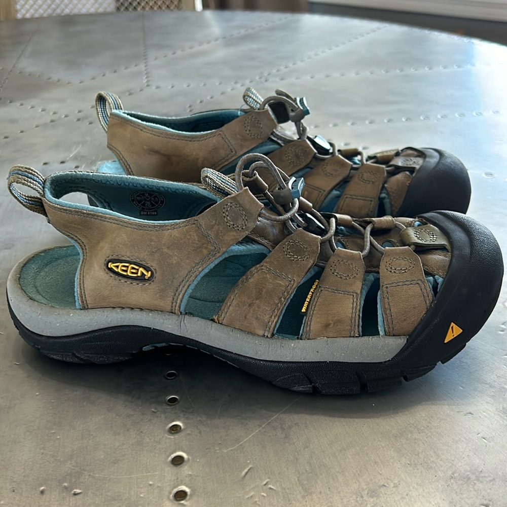 Keen Women’s Newport waterproof hiking sandals. Size  9 Olive and Blue